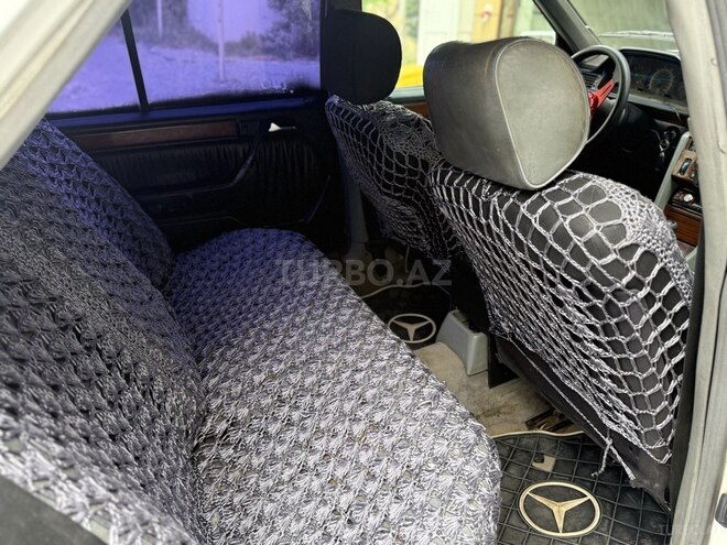 Mercedes E 250-11