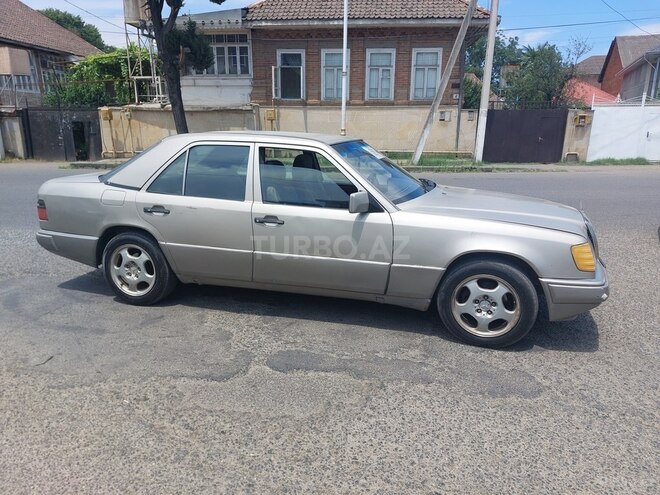 Mercedes 200 D-2