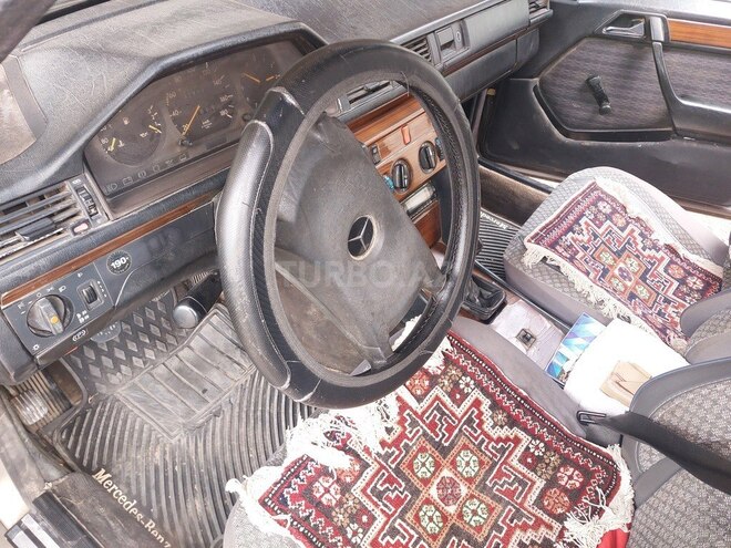 Mercedes 200 D-6