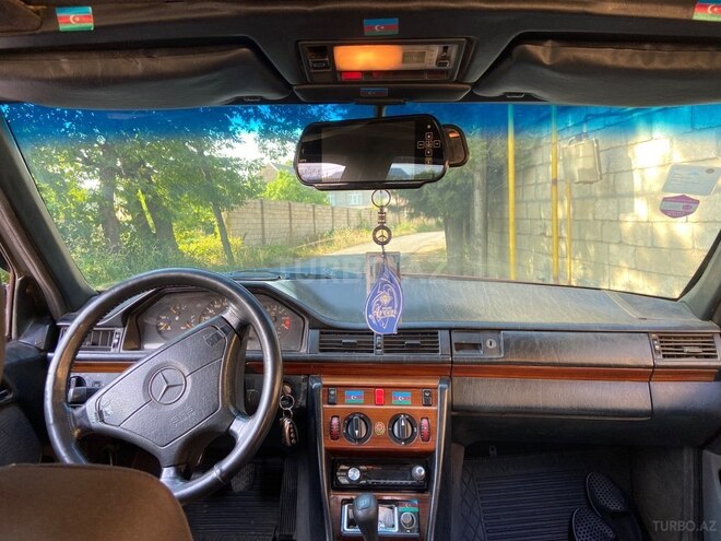 Mercedes E 300-9