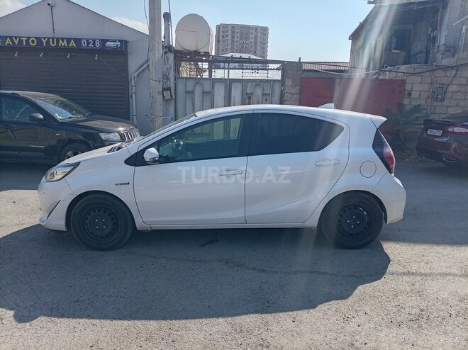 Toyota Aqua-8