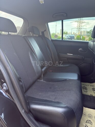 Nissan Tiida-10