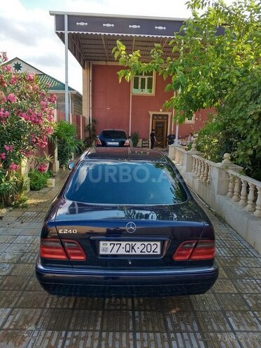 Mercedes E 240-4