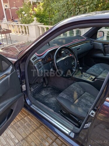 Mercedes E 240-16