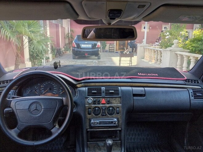 Mercedes E 240-17