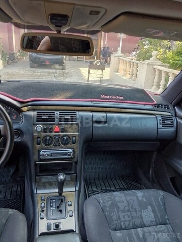 Mercedes E 240-19