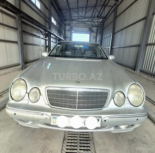 Mercedes E 270-1