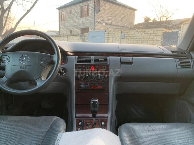 Mercedes E 270-3