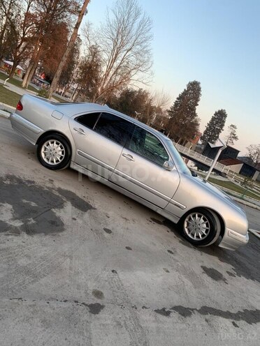 Mercedes E 270-5