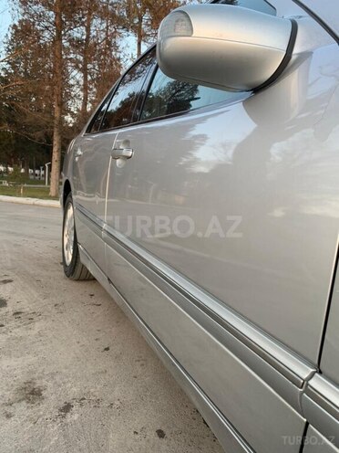 Mercedes E 270-8