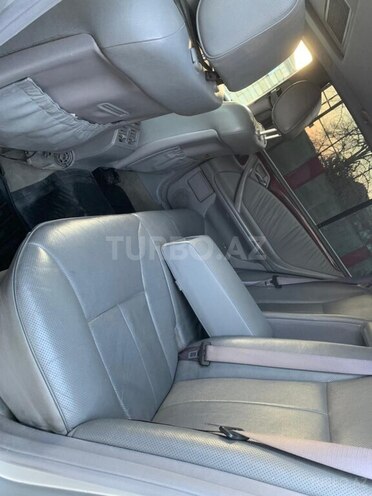 Mercedes E 270-9