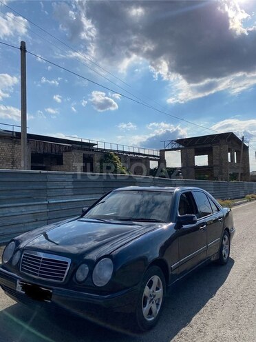Mercedes E 240-2