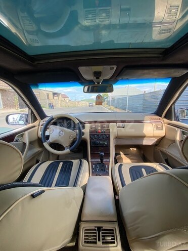 Mercedes E 240-7