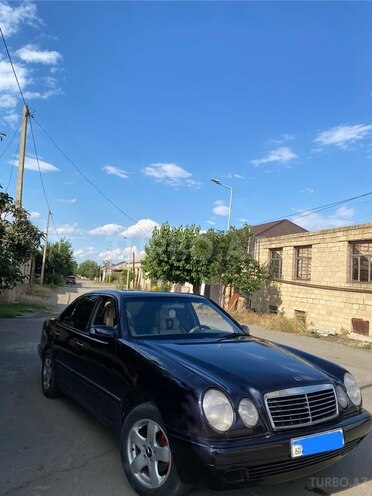 Mercedes E 240-1