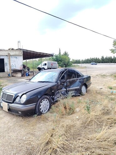 Mercedes E 200-1