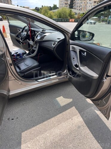 Hyundai Elantra-8