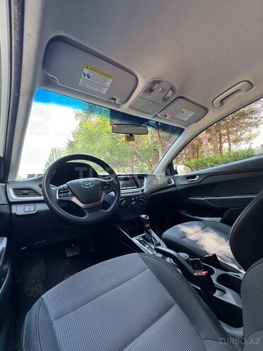 Hyundai Accent-10
