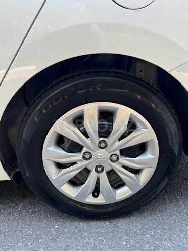 Hyundai Accent-13