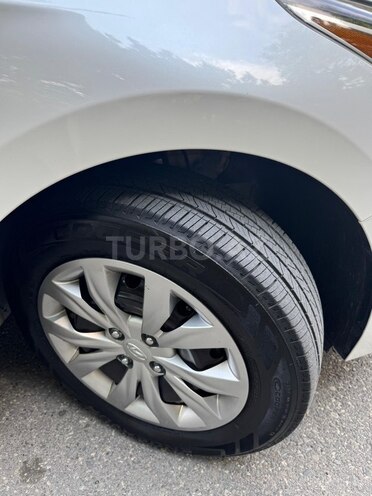 Hyundai Accent-15