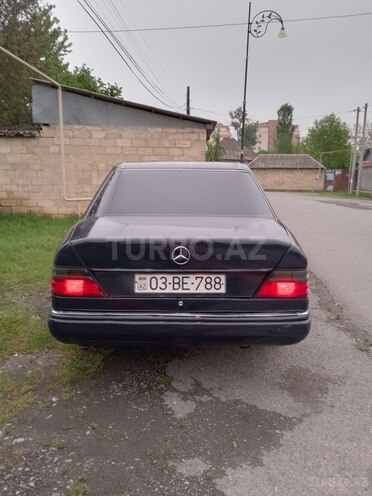 Mercedes 200 D-2