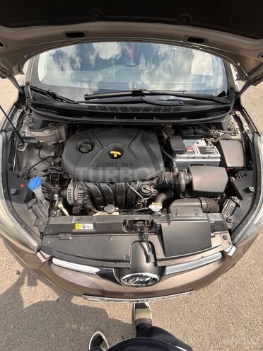 Hyundai Elantra-11