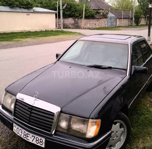 Mercedes 200 D-17