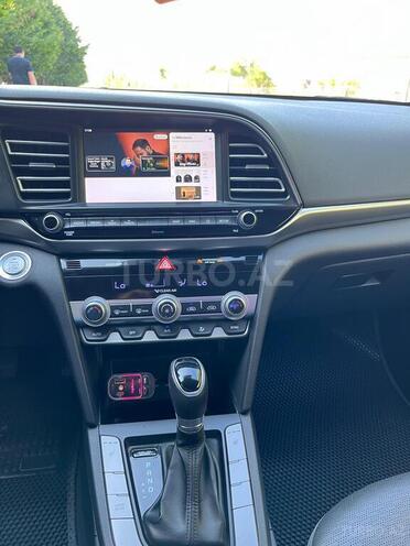 Hyundai Elantra-12