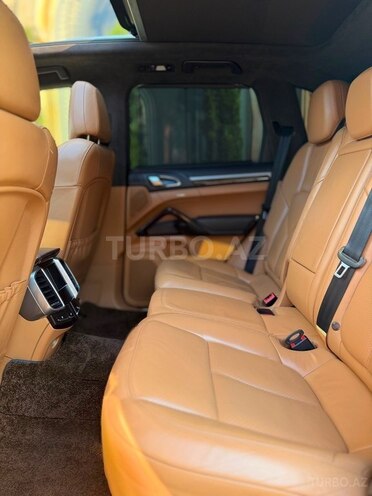Porsche Cayenne GTS-10