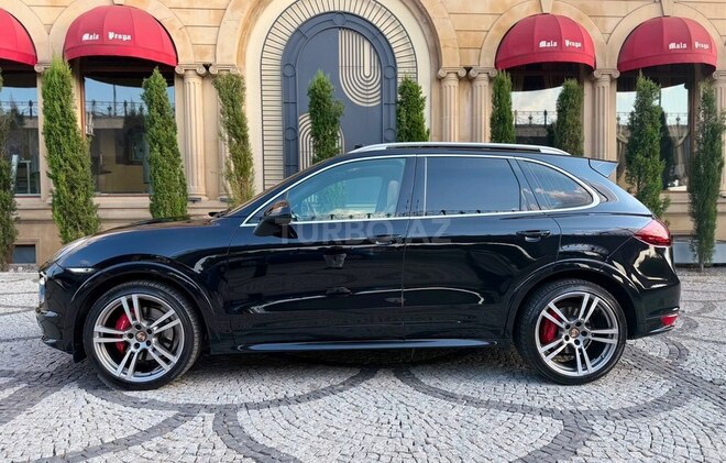 Porsche Cayenne GTS-7