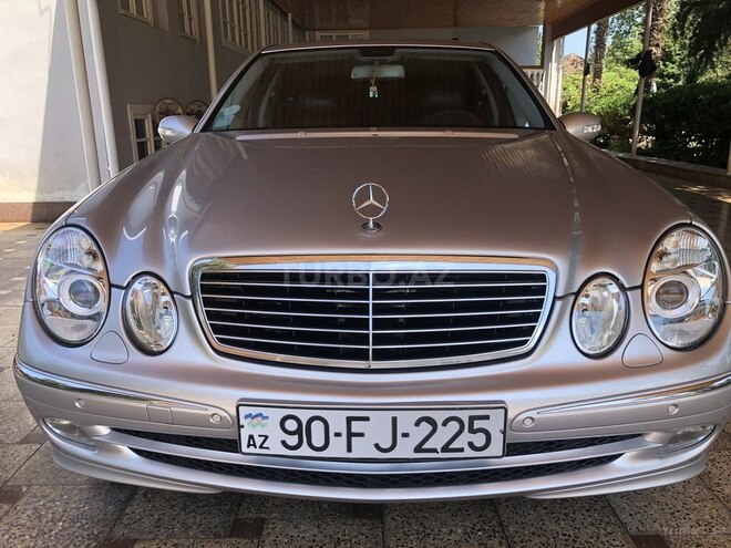 Mercedes E 240-1