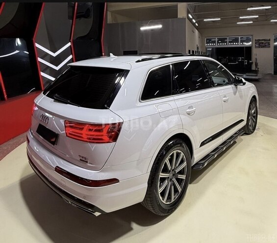 Audi Q7-4