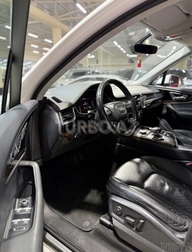 Audi Q7-9
