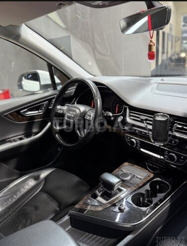 Audi Q7-11
