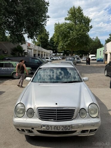 Mercedes E 270-1