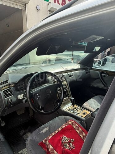 Mercedes E 270-6