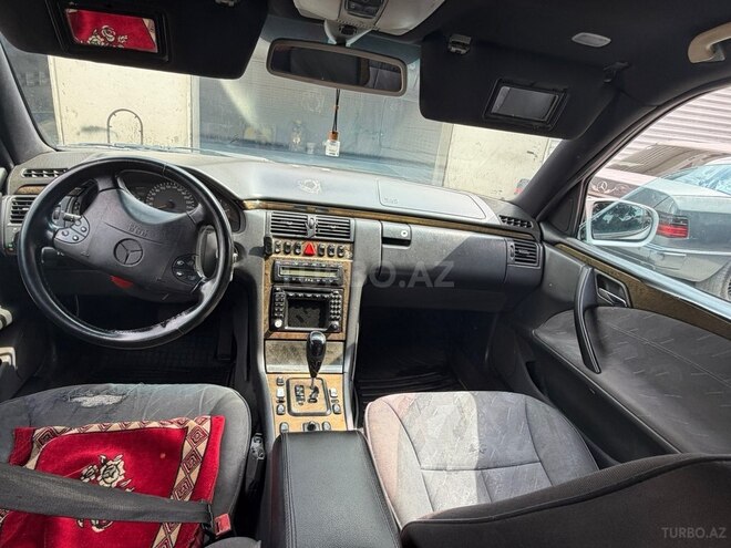 Mercedes E 270-7