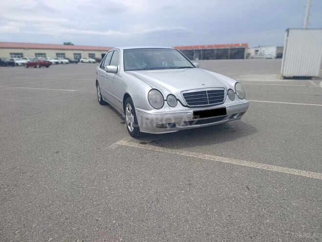Mercedes E 220-11