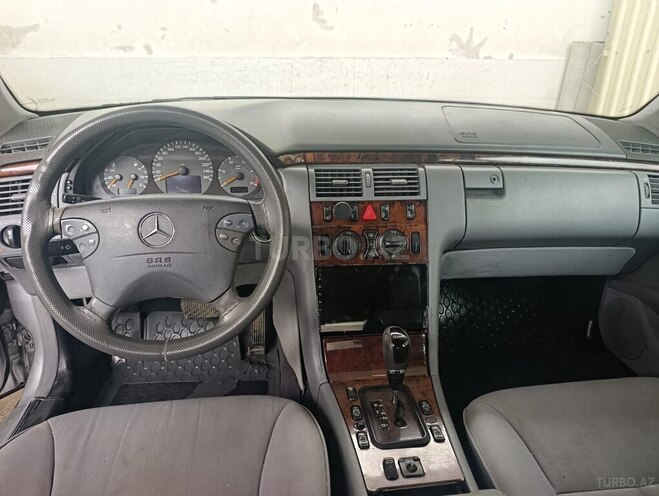 Mercedes E 220-12