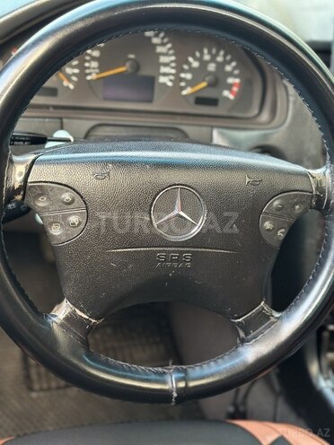 Mercedes E 320-13
