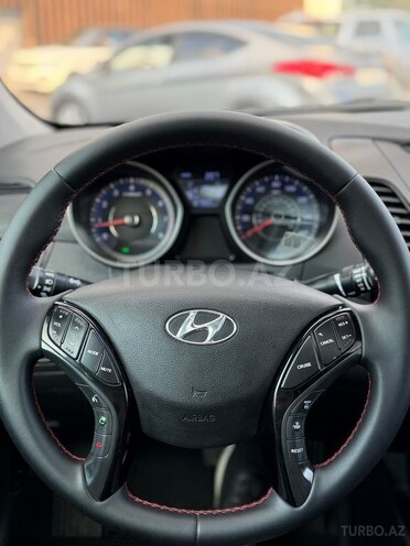 Hyundai Elantra-12