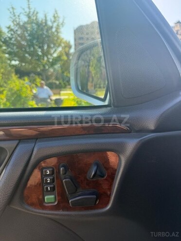 Mercedes E 240-11