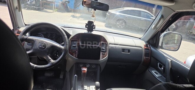 Mitsubishi Pajero-6