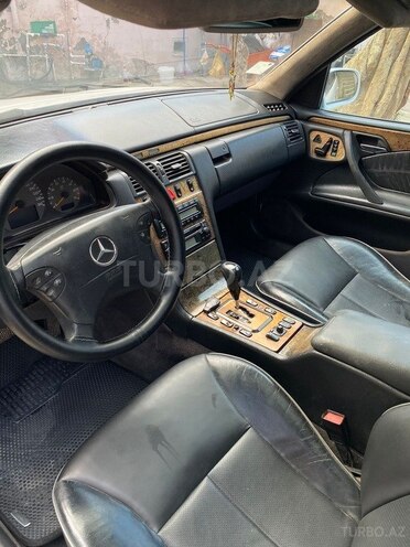 Mercedes E 240-4