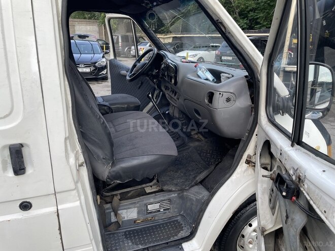 Ford Transit-12