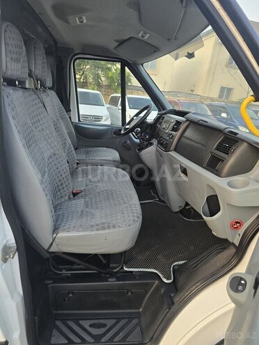 Ford Transit-16
