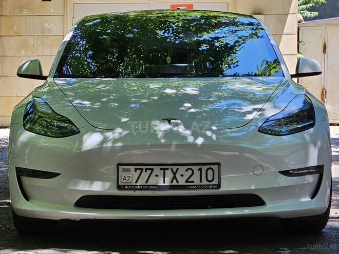 Tesla Model 3-1