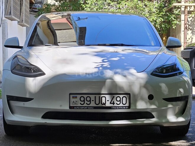 Tesla Model 3-1