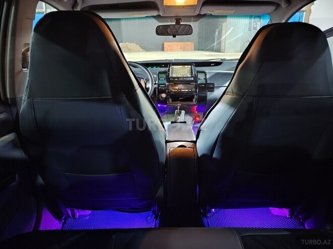 Toyota Prius-12