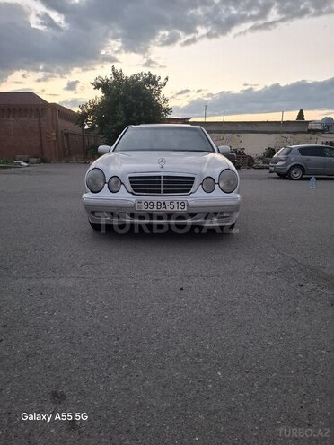 Mercedes E 220-1
