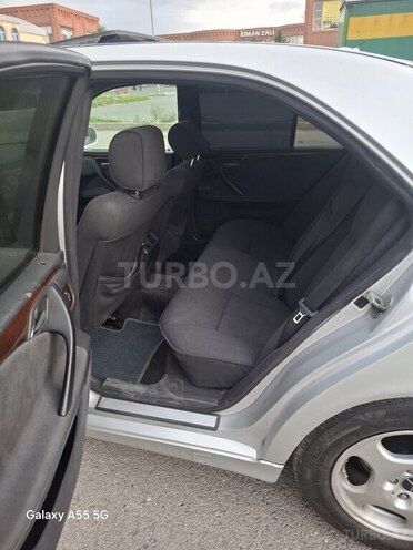 Mercedes E 220-11
